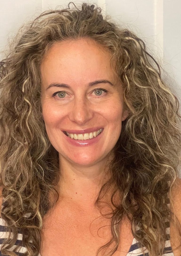 Parcours professionnel de Denissa Nebout : architecte et responsable d'équipes devenue praticienne en intégration des réflexes primitifs. Mère de trois enfants, elle accompagne familles et professionnels vers l'équilibre psycho-corporel grâce aux méthodes RéflexTonic. Consultations individuelles et ateliers en entreprises, écoles et crèches en Savoie Denissa Nebout, ancienne architecte reconvertie en thérapeute spécialisée en réflexes archaïques et kinésiologie à Barby Savoie