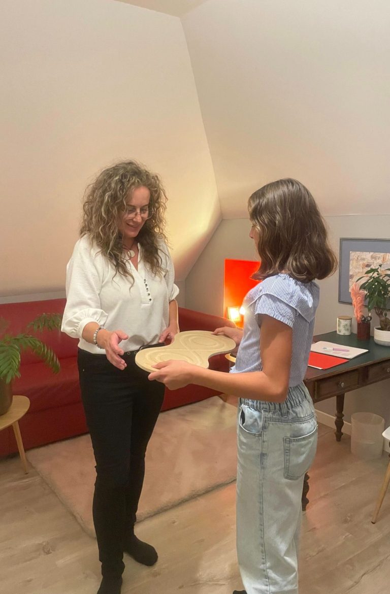 Parcours professionnel de Denissa Nebout : architecte et responsable d'équipes devenue praticienne en intégration des réflexes primitifs. Mère de trois enfants, elle accompagne familles et professionnels vers l'équilibre psycho-corporel grâce aux méthodes RéflexTonic. Consultations individuelles et ateliers en entreprises, écoles et crèches en Savoie Séance d'intégration des réflexes archaïques - Accompagnement thérapeutique personnalisé pour enfants et adultes à Chambéry Barby Savoie