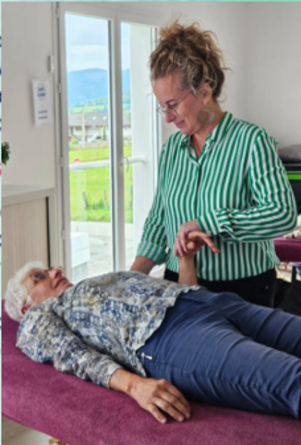 Parcours professionnel de Denissa Nebout : architecte et responsable d'équipes devenue praticienne en intégration des réflexes primitifs. Mère de trois enfants, elle accompagne familles et professionnels vers l'équilibre psycho-corporel grâce aux méthodes RéflexTonic. Consultations individuelles et ateliers en entreprises, écoles et crèches en Savoie Séance d'intégration des réflexes archaïques - Accompagnement thérapeutique personnalisé pour enfants et adultes à Chambéry Barby Savoie